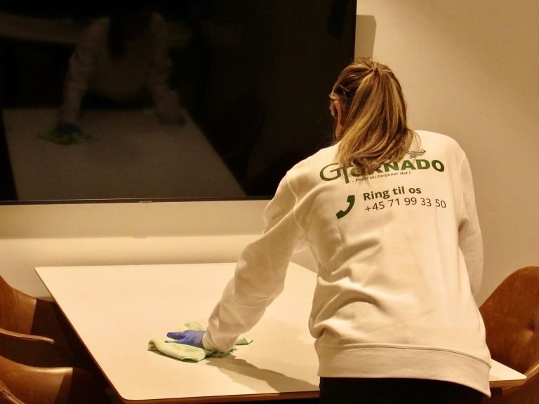 Medarbejder fra Grønne Tornado gør rent på et kontor